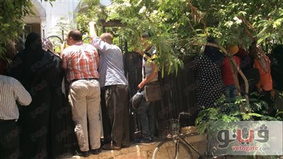 بالصور.. أولياء أمور يعتلون الأسوار للاطمئنان على أبنائهم بالدقهلية