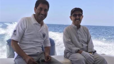 صورة عفوية لأمير الكويت في رحلة بحرية تثير ضجة على «فيس بوك»