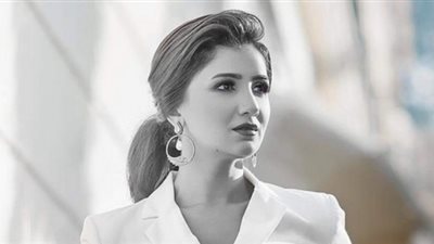 مي عمر تتألق بإطلالة كلاسيكية في أحدث جلسة تصوير