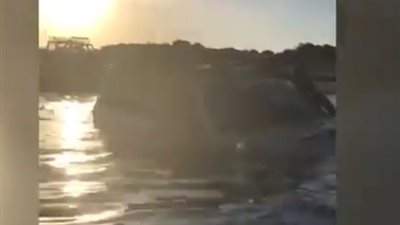 شابان يعبران بحيرة باستخدام سيارتهما (فيديو)