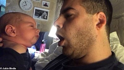 رجل يعرض طريقته في إسكات بكاء طفله (فيديو وصور)