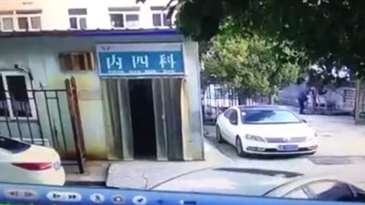 لحظة اقتحام سيارة لمستشفى وإصابة اثنين من المرضى (فيديو)