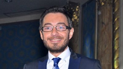 في عيد ميلاده.. 4 مواقف تكشف عشق «أحمد زاهر» لـ «زوجته»