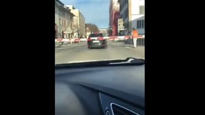 رجل ينجو من الموت بأعجوبة بعد سحق قطار سيارته (فيديو)