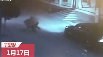 رد فعل فتاة اعتدى رجل عليها وحاول خطفها (فيديو)