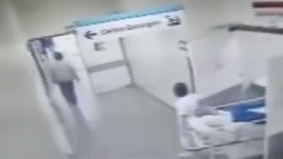 مريضة عجوز تفارق الحياة بعد سقوطها من فوق سرير المستشفى (فيديو)