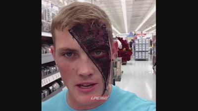 بالفيديو.. رد فعل امرأة فاجأها شاب ملطخ وجهه بالدماء