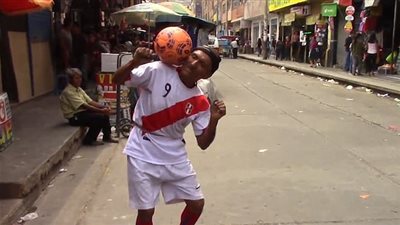 رجل 85 عاما يتحدى أفضل لاعبي كرة القدم (فيديو وصور)