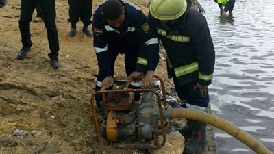 رجال الحماية المدنية يسحبون تجمعات مياه الأمطار من الطرق (صور)