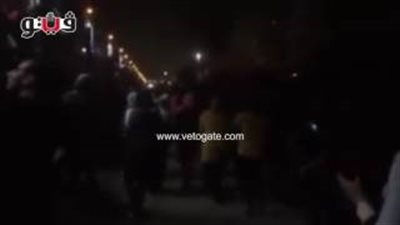 بالفيديو..ركاب مترو المرج يسيرون على القضبان بعد تعطل القطار