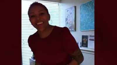 رجل يعد مفاجأة لمعلمة بطلب يدها أمام طالباتها (فيديو)