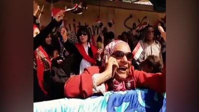 إصابة سيدة بإغماء أثناء هتافها الهستيري لـ«السيسي» (فيديو)