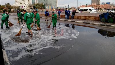 انتشار عمال النظافة بميدان التحرير لتصريف مياه الأمطار (صور)