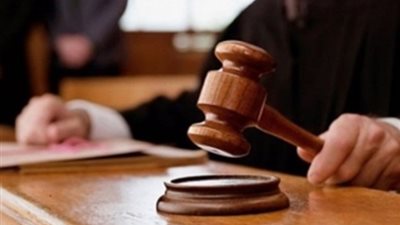 وصول قاضي الزقازيق المتهم بتلقي رشوة للمحكمة لبدء جلسة محاكمته