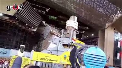 لحظة وصول تمثال رمسيس الثاني لمكان عرضه بالمتحف الكبير (فيديو)