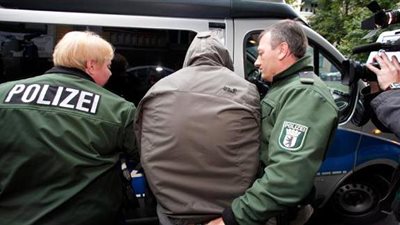 ألمانيا تضبط خلية يمينية متطرفة بحوزتها أسلحة وشعارات نازية