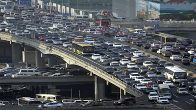 حمولة سيارة نقل رخام تتسبب في كثافات مرورية بمحور الأوتوستراد