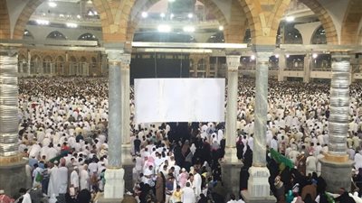 بالصور.. 2 مليون معتمر يتحرون ليلة القدر بالمسجد الحرام