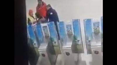 سقوط مروع لشاب من أعلى سلم المترو (فيديو)