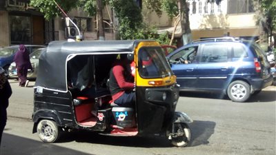 «التوك توك».. بطل المشهد ثاني أيام الانتخابات بحدائق القبة (صور)