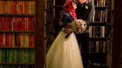 بالصور.. عاشقان للكتب يقيمان حفل زفاف بمكتبة