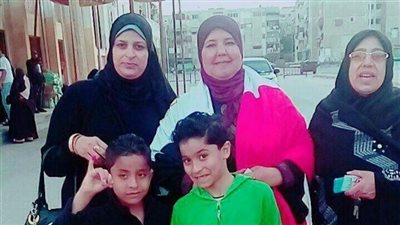 والدة الشهيد أحمد فوزي تدلي بصوتها في انتخابات الرئاسة (صور)