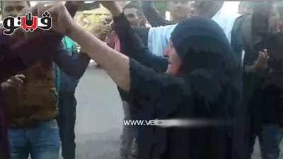 عجوز ترقص على أنغام «أبو الرجولة» أمام لجنة الجامعة العمالية (فيديو)