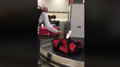 تعامل موظف مطار مع حقائب الركاب يشعل الإنترنت (فيديو)