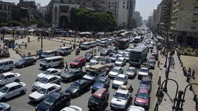 زحام مروري في محور النصر بسبب كسر ماسورة مياه