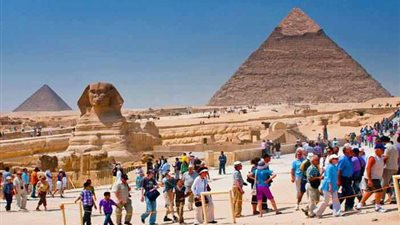 «الخارجية» ترفع رسوم تأشيرة دخول السائحين لمصر لـ«60 دولارا»..وخبراء: كارثة جديدة للقطاع وتعارض قرارات المجلس الأعلى للسياحة.. «عجمي» يطالب بالإلغاء المؤقت.. ويحيى راشد ي