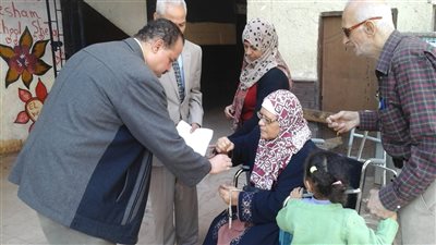 مسنة تدلي بصوتها على كرسي متحرك: «واجب وطني» (صور )