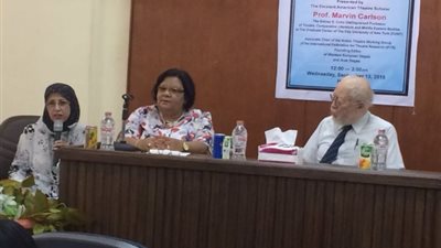 مارفن كارلسون يقدم عرضا تحليليا لمسرح اللاجئين بحلوان