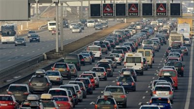 انتظام حركة المرور بالطرق الرئيسية.. وكسر ماسورة مياه وحادث سير