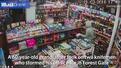 عجوز يتصدى للصين مسلحين (فيديو)