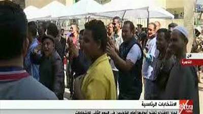 «عجوز» يرقص على أنغام تسلم الأيادي أمام إحدى لجان القاهرة