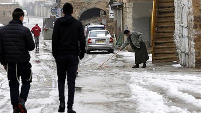 تساقط الجليد في ظاهرة نادرة على القدس (فيديو وصور)