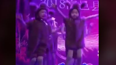 رد فعل غريب لطفل خلال عرض مسرحي (فيديو)