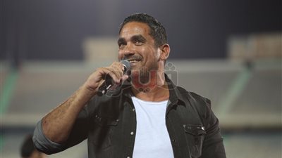 أمير كرارة يساند منتخب مصر من دكة بدلاء إستاد القاهرة (فيديو)