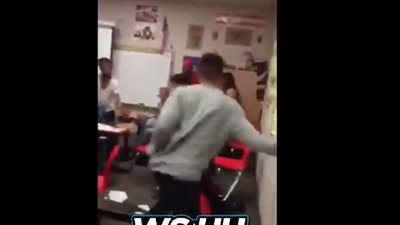 مشاجرة عنيفة بين طالبين داخل الفصل (فيديو)