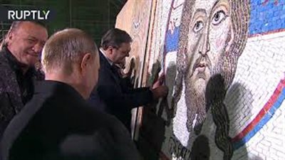 بوتين يكمل لوحة فسيفساء تجسد المسيح في بلجراد (فيديو)