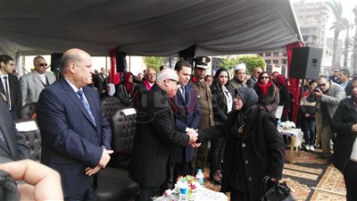 محافظ بورسعيد ومدير الأمن يشهدان احتفالات يناير بميدان الشهداء (فيديو)