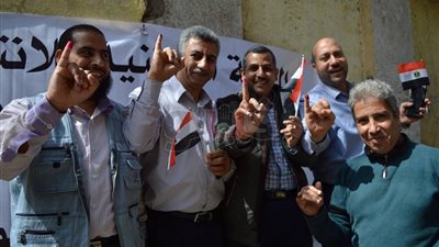 الناخبون يلتقطون السيلفي مع الحبر الفسفوري بالجمالية والزيتون (صور)