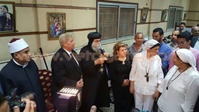 بالصور.. محافظ الإسماعيلية يشهد عزاء القس رافائيل موسى