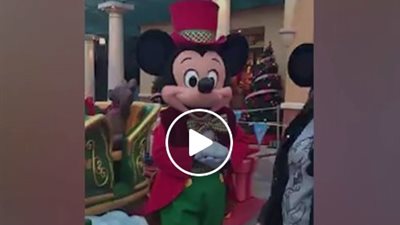 بالفيديو.. شاب يطلب الزواج من حبيبته بمساعدة «ميكي»