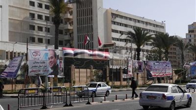 ديوان محافظة بورسعيد يكتسي بأعلام مصر (صور)