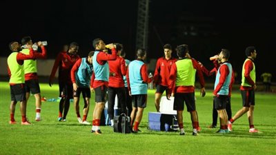 تدريبات بدنية للاعبي الأهلي في المران المسائي