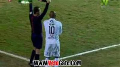 بالفيديو.. الشناوى يسلم شيكابالا إشارة الكابتن في مباراة النصر للتعدين