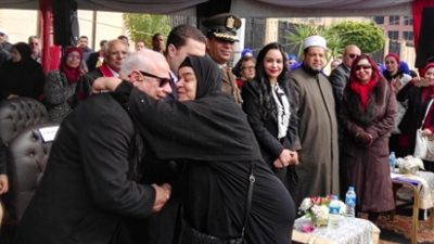 والدة شهيد تقبل محافظ بورسعيد خلال احتفالات عيد الشرطة