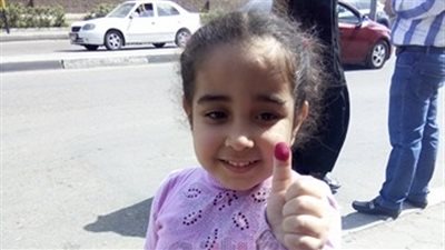 «جيسي».. أصغر طفلة تشارك في الانتخابات بالحبر الفسفوري