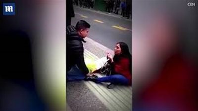 بالفيديو والصور.. شاهد ماذا حدث لفتاة طلبت يد حبيبها في الشارع